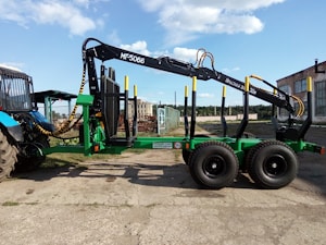 Полуприцеп тракторный ПЛТ11МА с гидроманипулятором МГ-5066